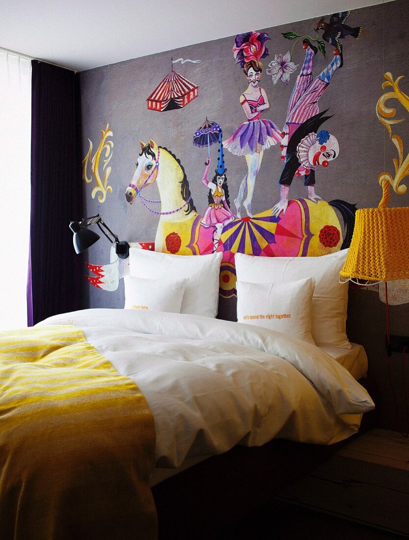 Wandgemälde mit Zirkus-Motiv über Doppelbett in der Suite des 25hours Hotel in Wien