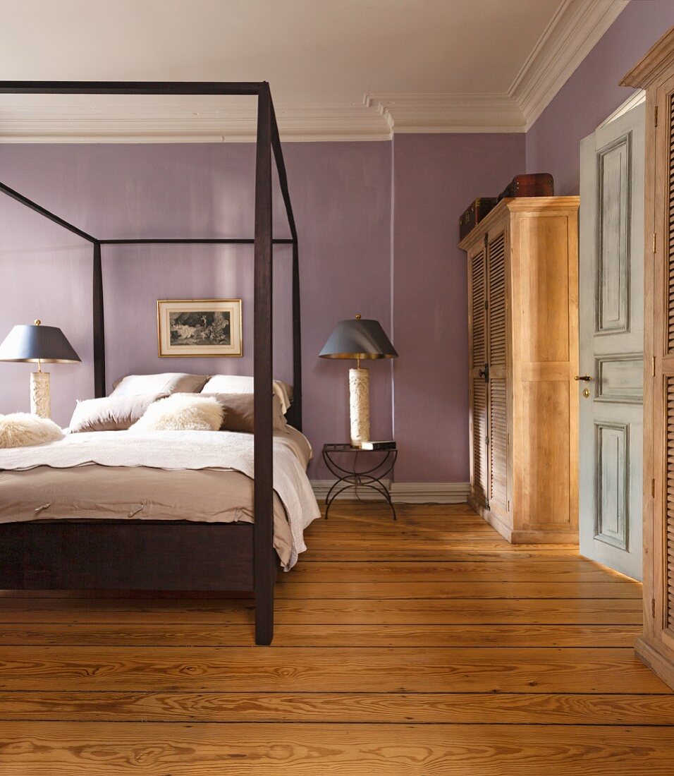 Modernes Holz-Doppelbett mit Baldachingestell in mauvefarbenem Schlafzimmer mit rustikalem Dielenboden