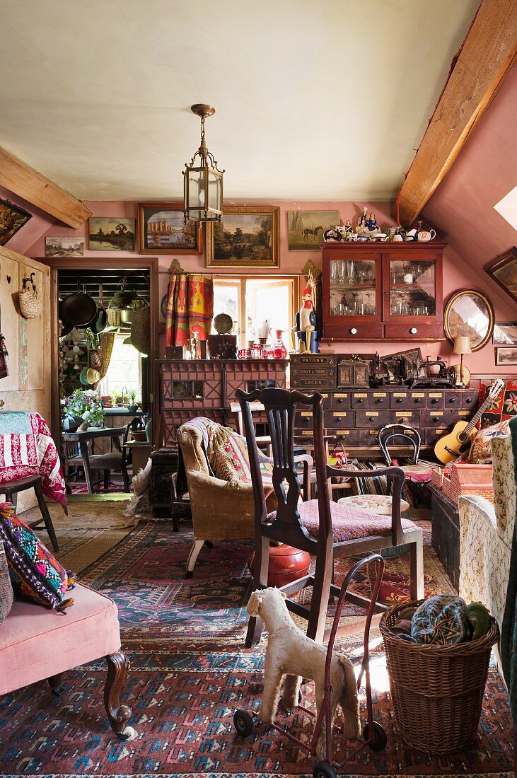 Überfülltes Wohnzimmer mit Sammlerstücken, und antiquarischen Möbeln