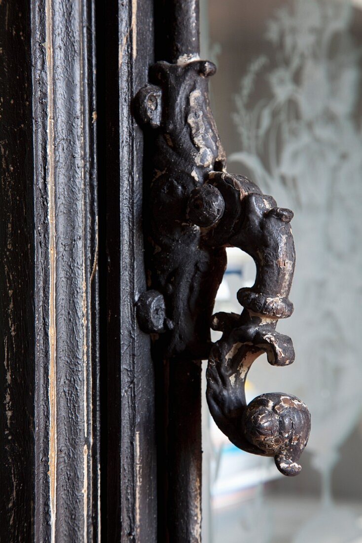 Antike Tür mit verziertem Griff aus Metall