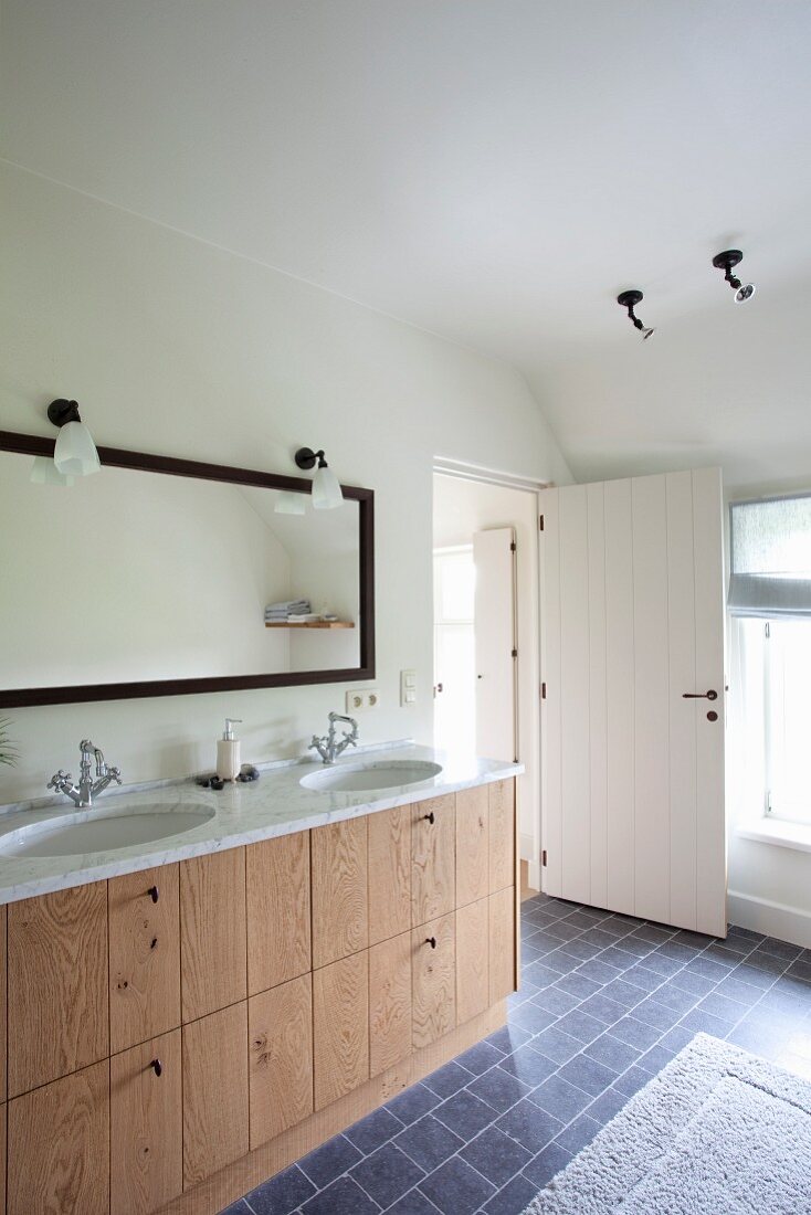 Doppelter Waschtisch mit Holzfronten und Marmorplatte im ländlichen Badezimmer