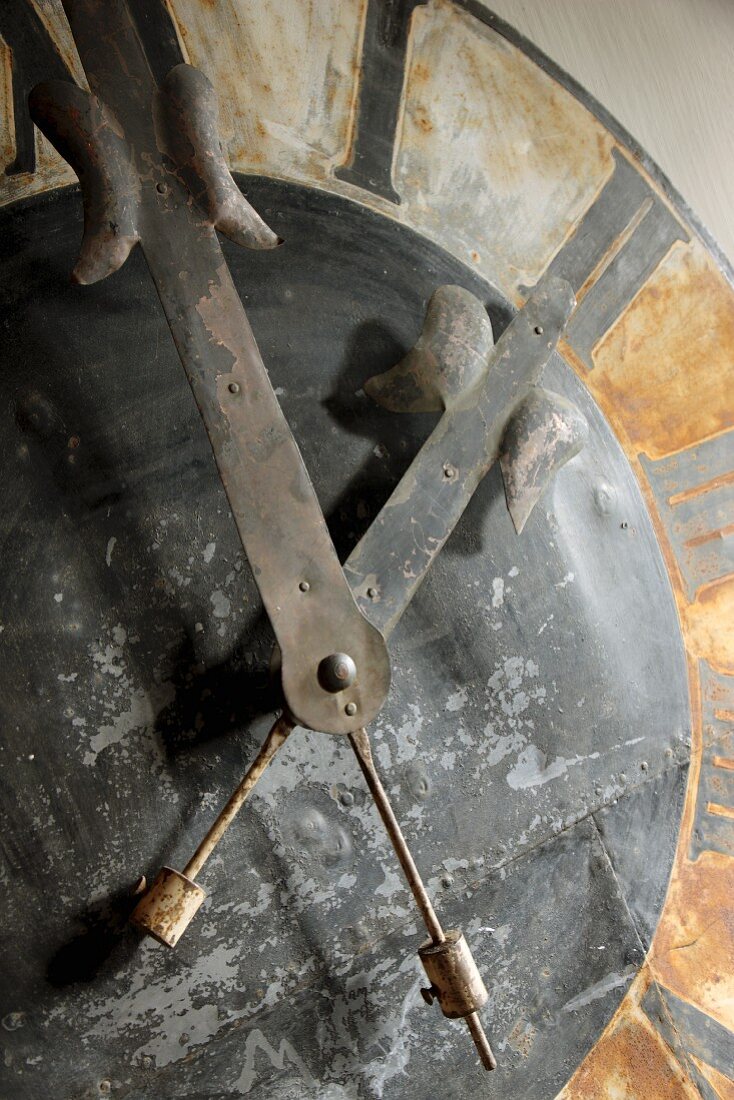 Ausschnitt einer alten Uhr mit römischen Ziffern