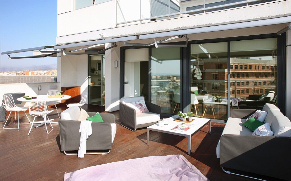 Lounge Möbel und Essplatz auf großzügiger Dachterrasse mit Teakholzboden