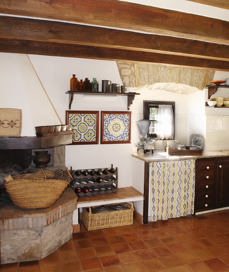 Mediterrane Wohnküche mit offenem Kamin und gerahmten, traditionellen Fliesenmustern