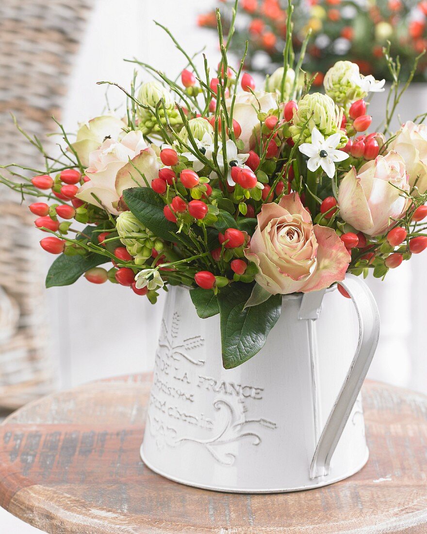 Blumenstrauss mit Rosen, Milchsternblüten & Johanniskrautbeeren
