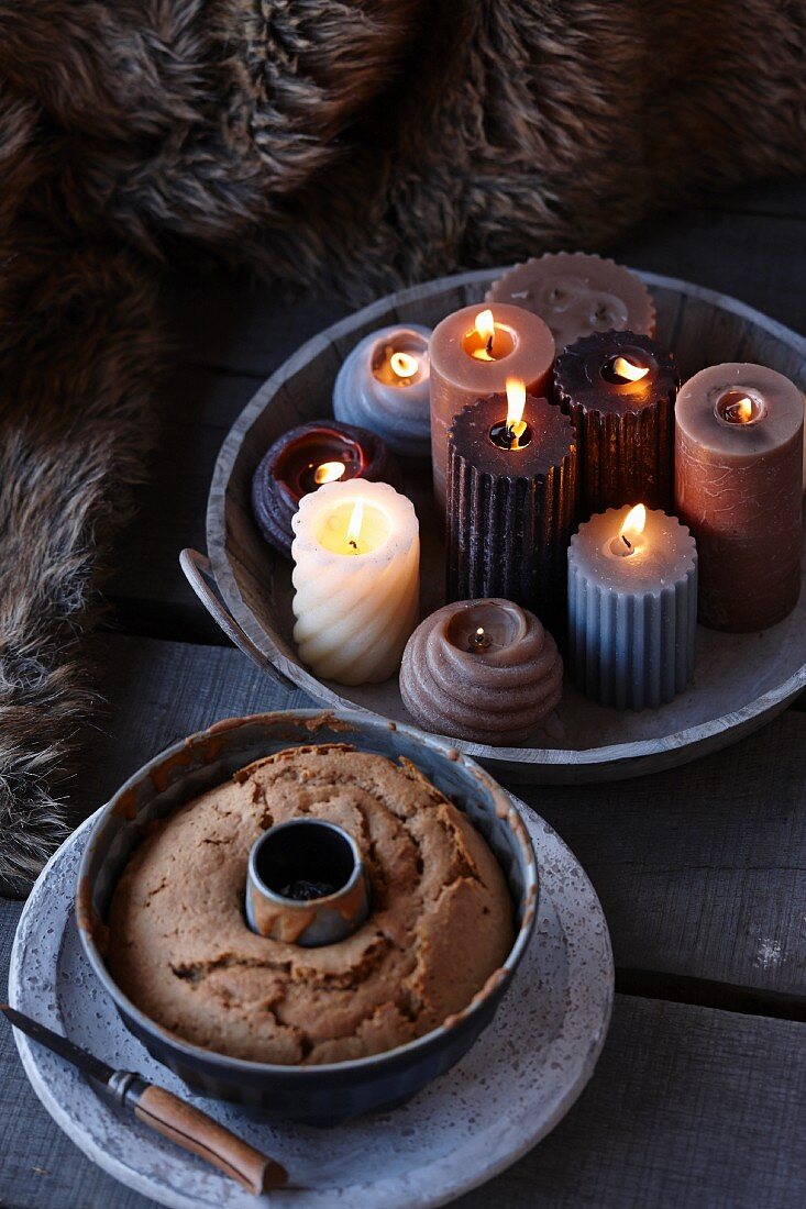 Schale mit brennenden Kerzen davor Napfkuchen in Napfkuchenform