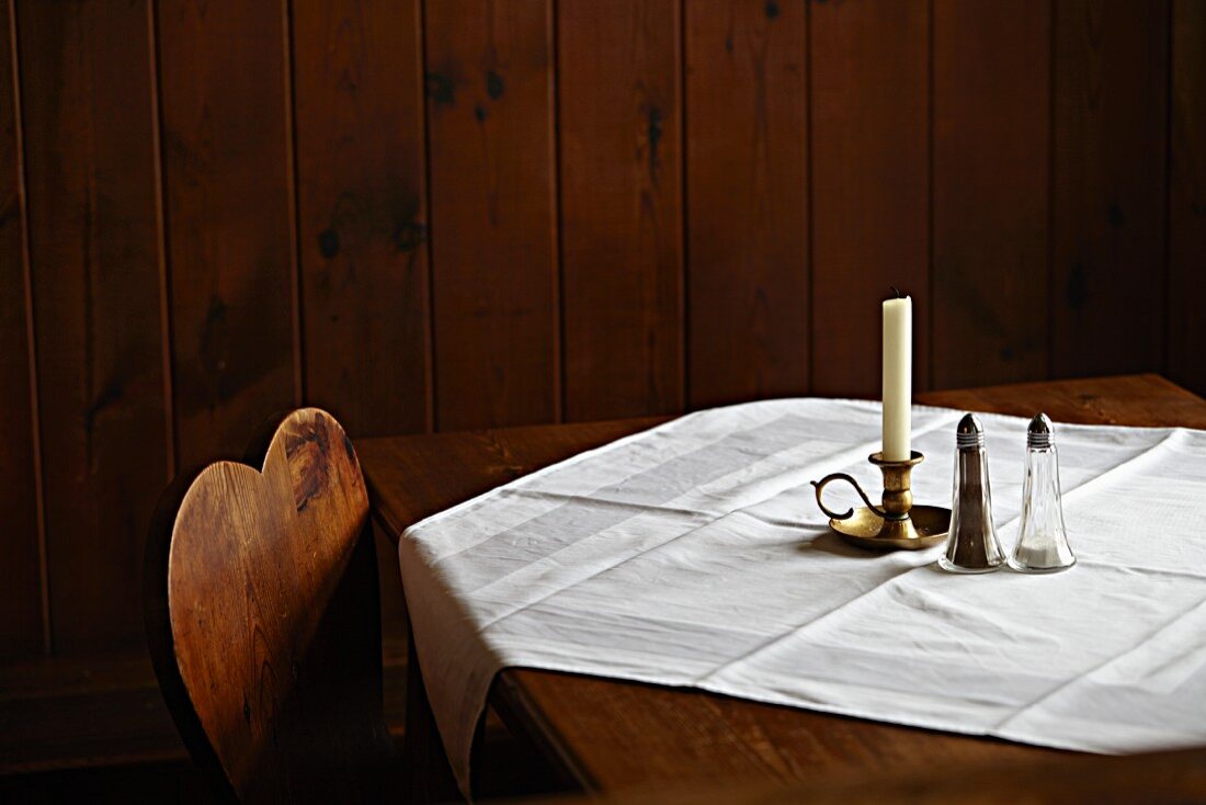 Simply set table in a pub