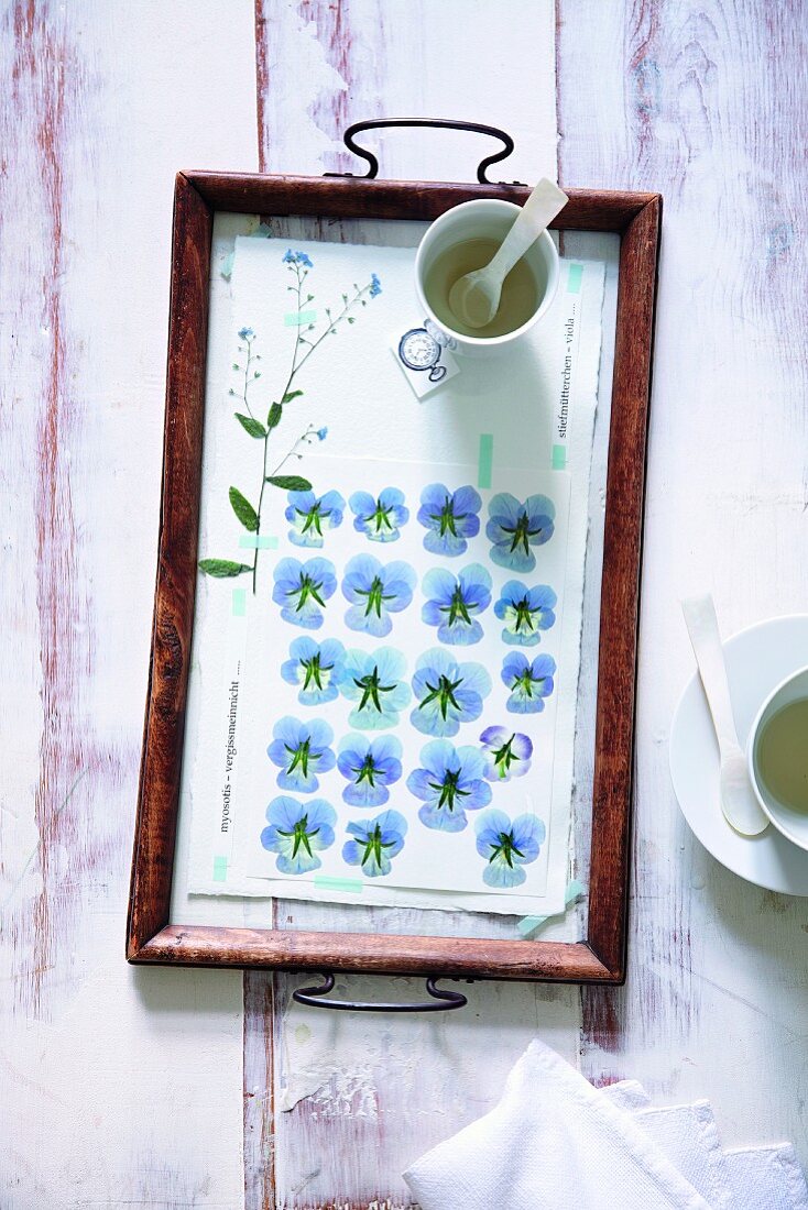Naturdeko - Tablett mit getrockneten Blueten