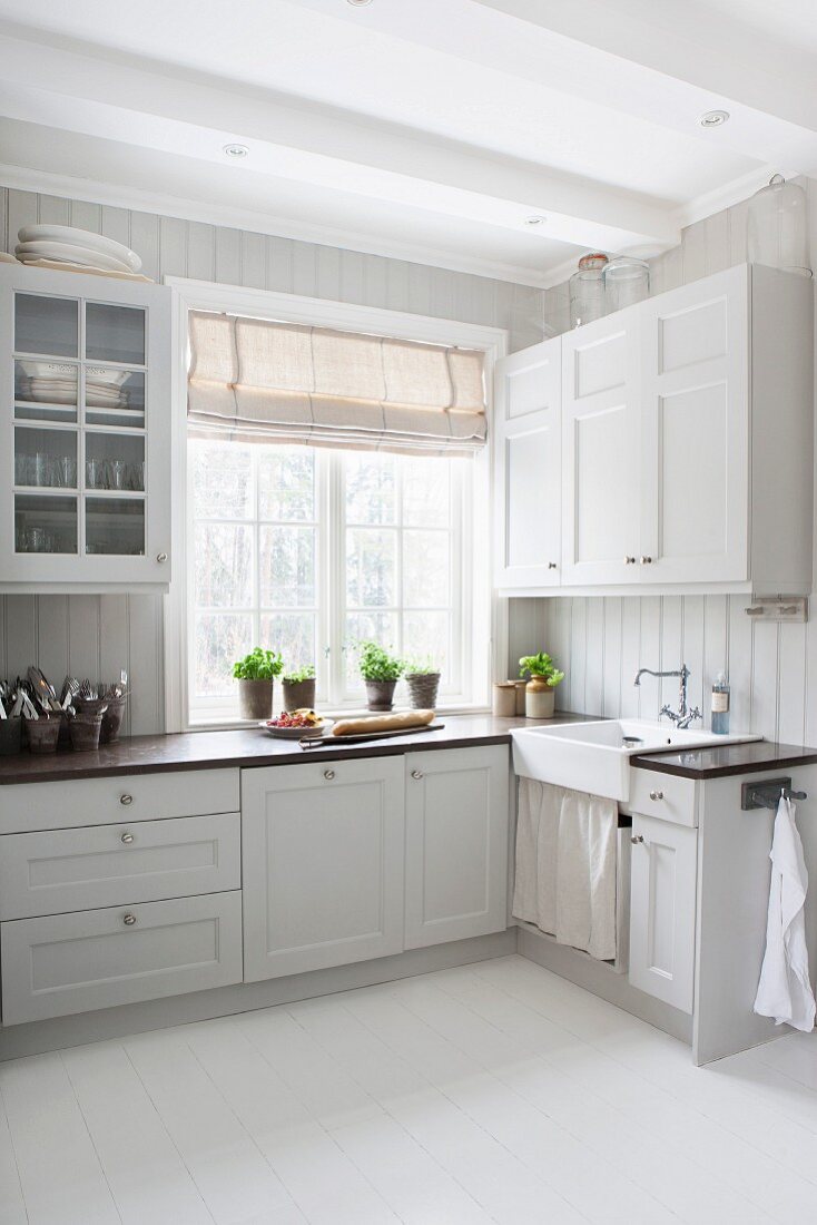 weiße, skandinavische Landhausküche mit nostalgischem Flair