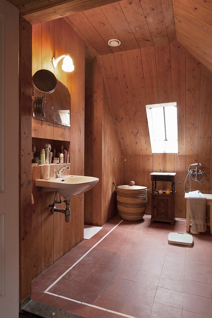 Modernes Bad in ausgebautem Dach mit Holzverkleidung und Terrakottabodenfliesen