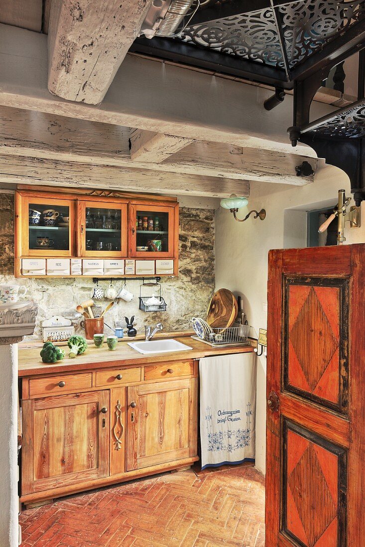 Massivholzküche mit nostalgischem Flair vor Natursteinwand