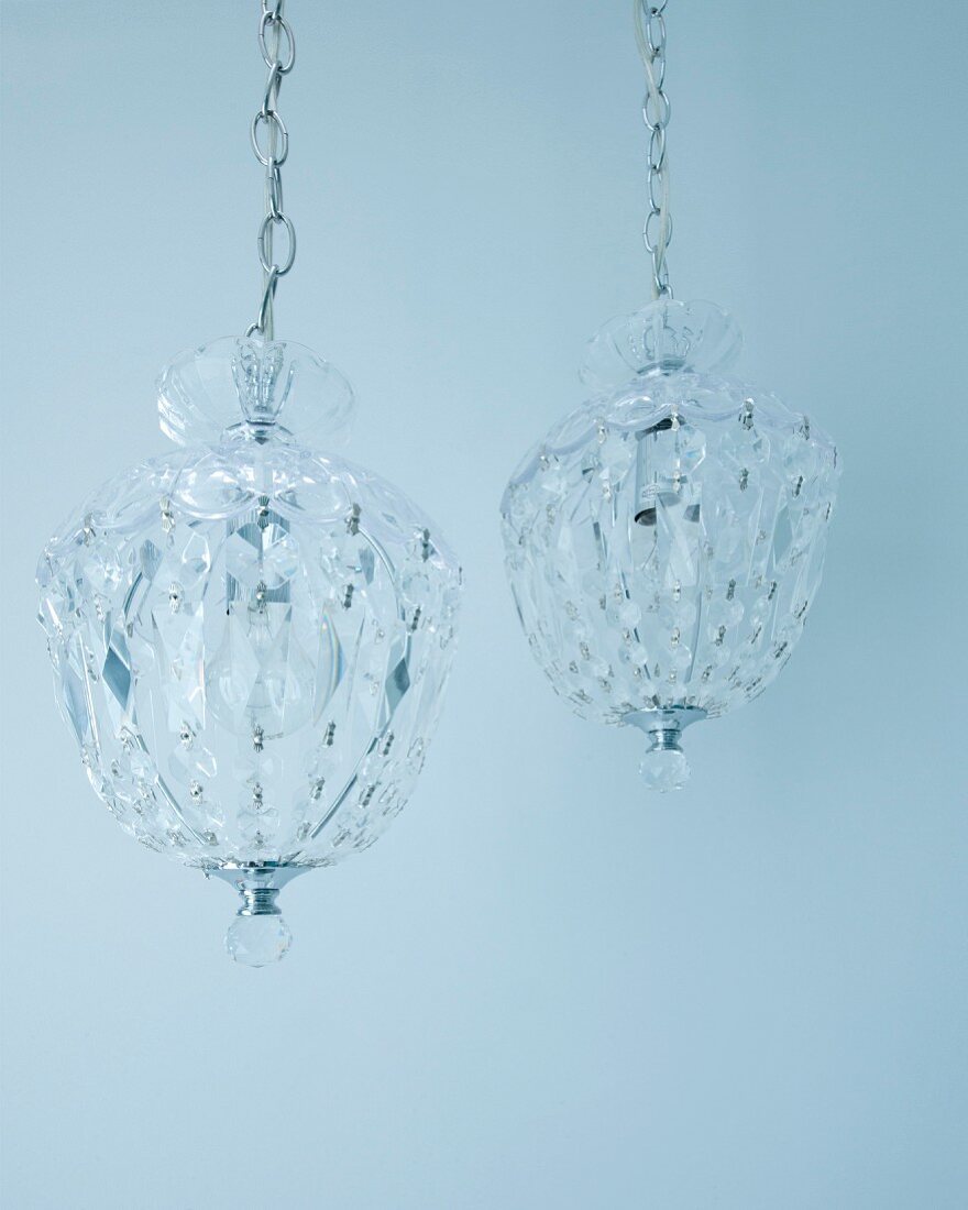 An Ketten aufgehängte Kristallleuchten in elegantem Designerbad von Philippe Starck