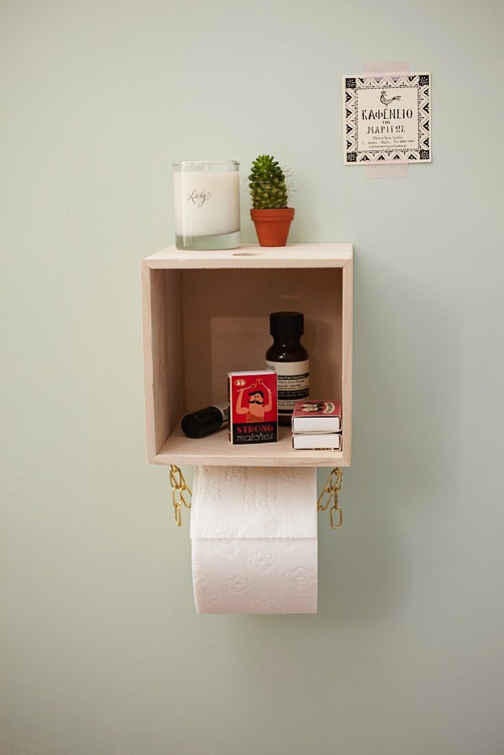 DIY Wandregal aus kleiner Holzkiste mit angehängter Kette als Halter für Toilettenpapier