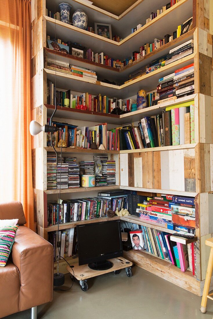 Bücherregal Übereck aus wiederverwendeten Brettern