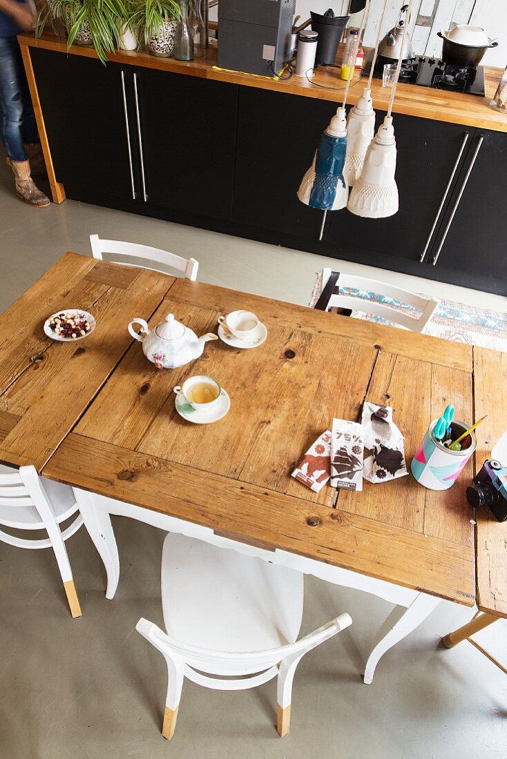 Blick auf Esstisch mit rustikaler Tischplatte