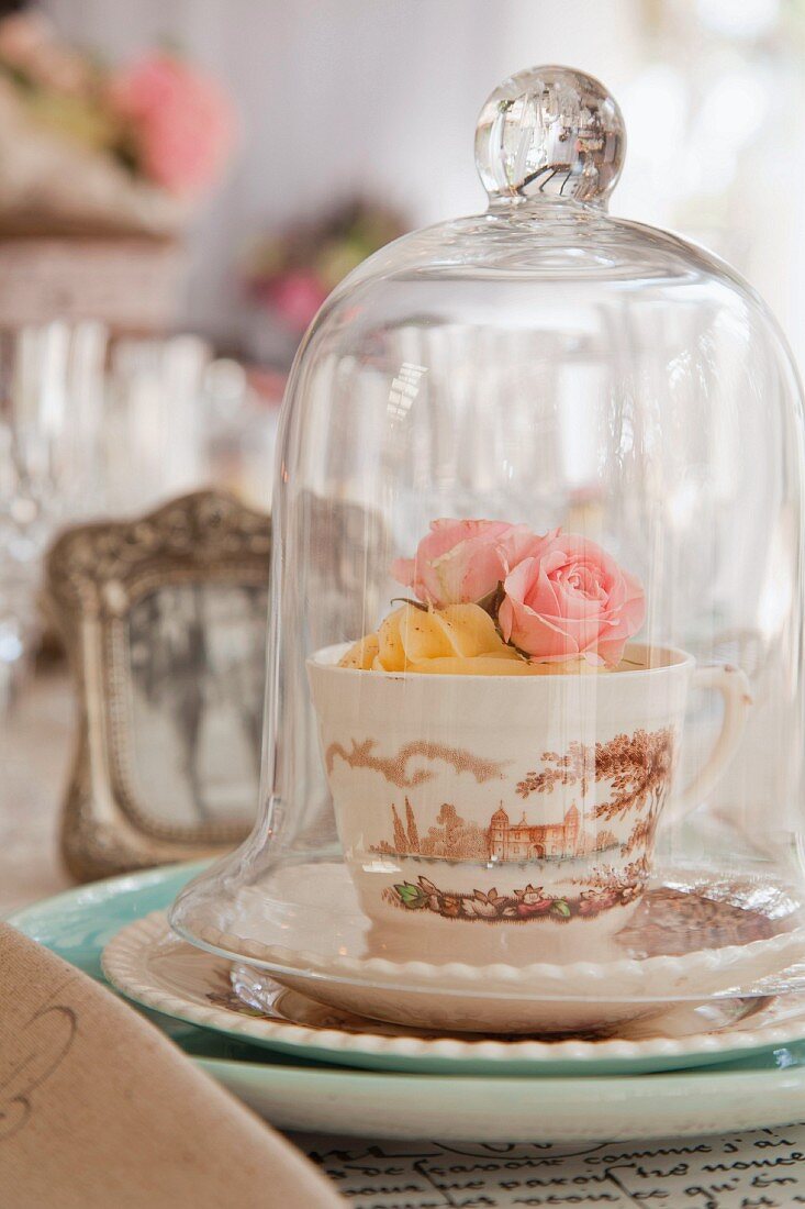 Unter Glashaube Tasse mit Aufdruck und Rosenblüten