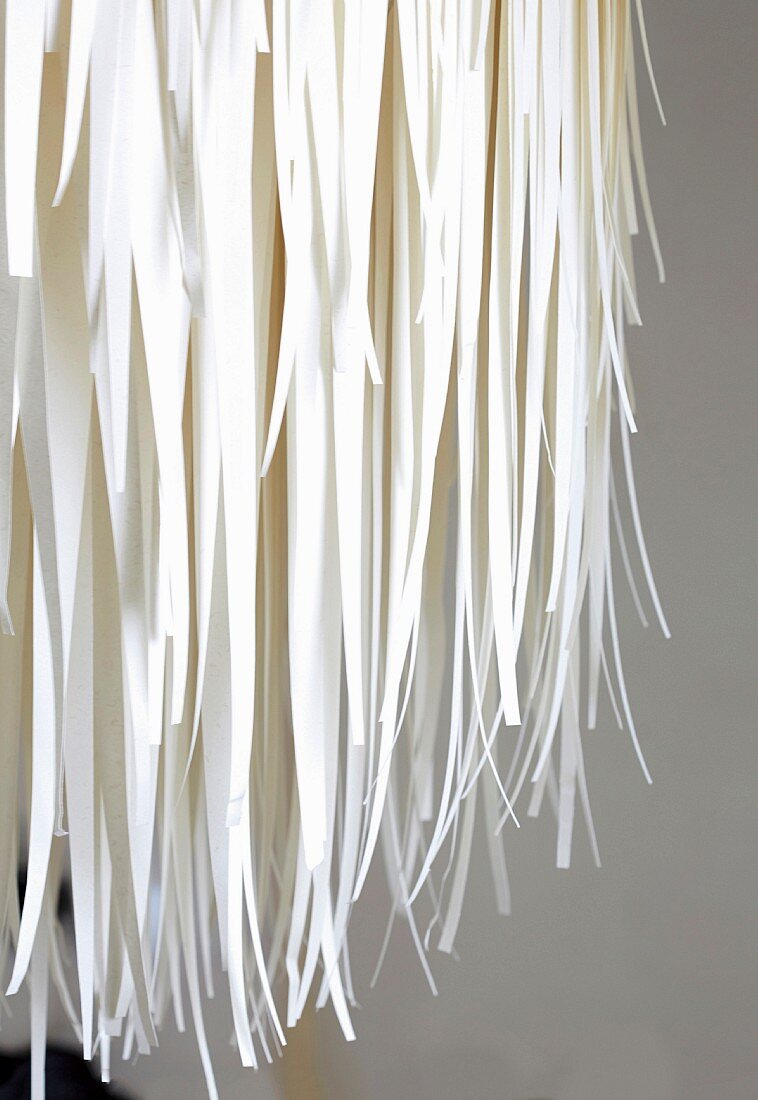 Dekorative weiße Papierleuchte aus Papierstreifen