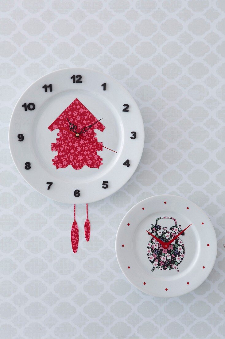 Wall-mounted clocks hand-crafted from plates
