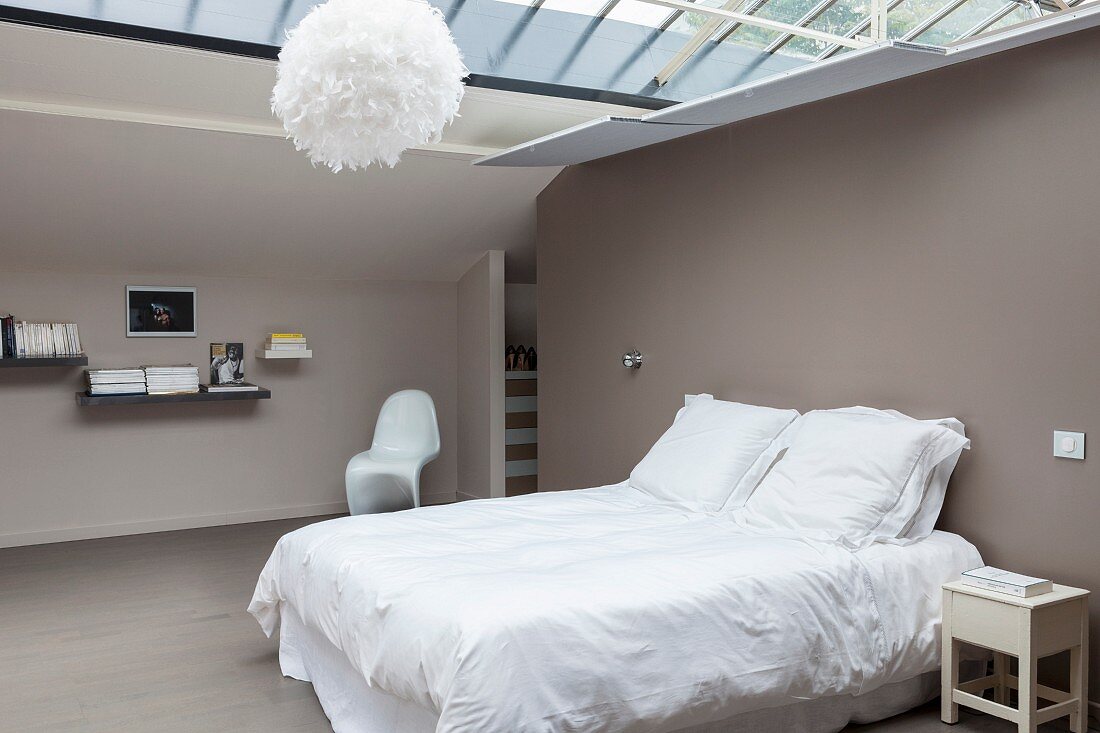 Minimalistisches Schlafzimmer im Dachgeschoss mit Glasdach und Wandfarbe in Taupe