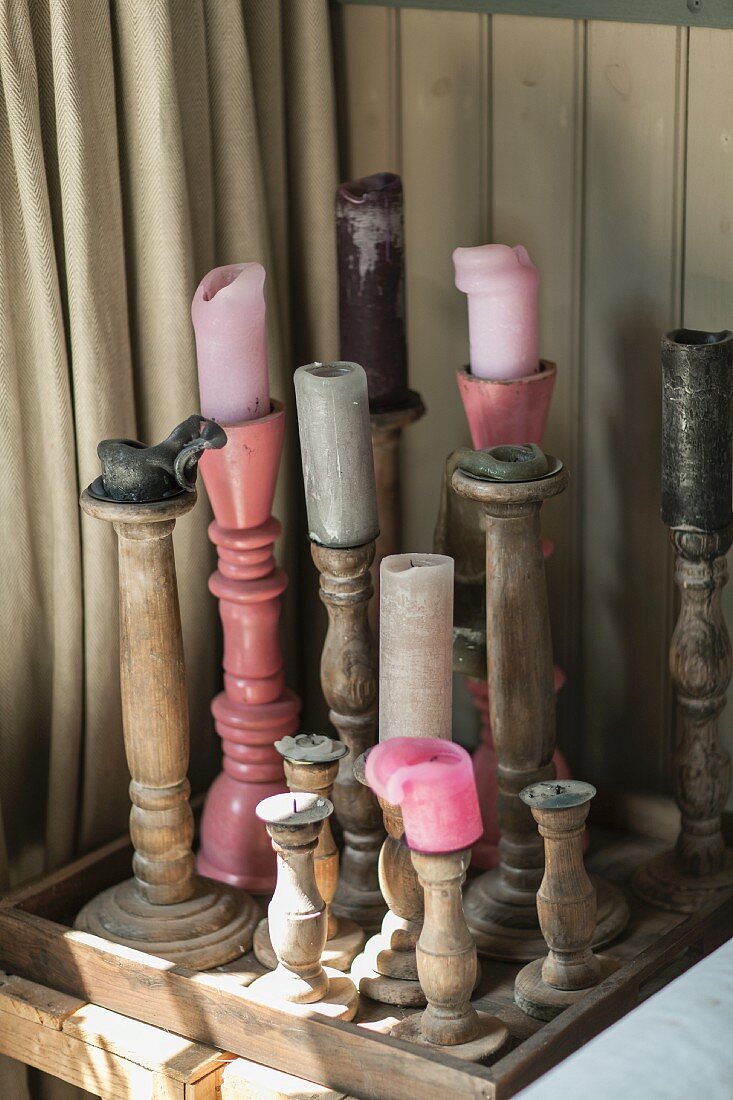 Sammlung von rustikalen Kerzenständern aus Holz