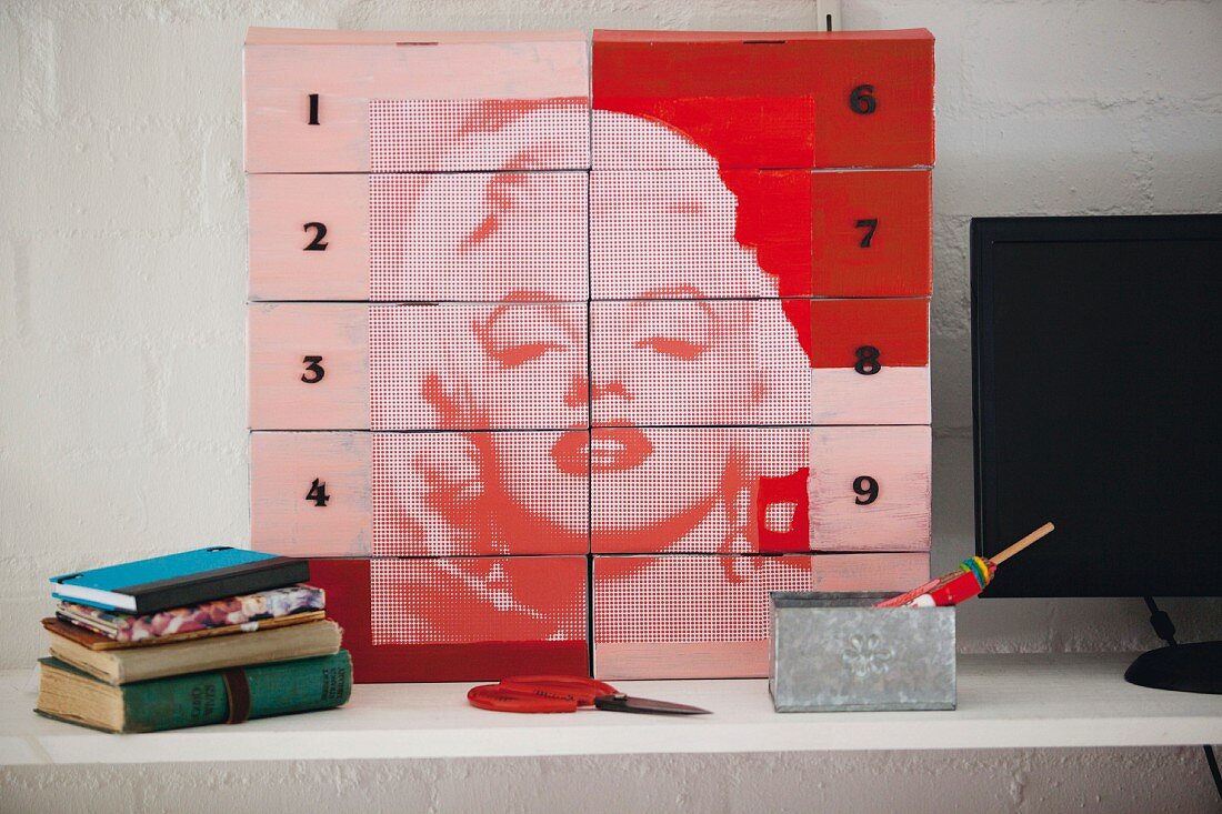 Schuhkartons in Rottönen mit Bild von Marilyn Monroe als praktische Ordnungsboxen