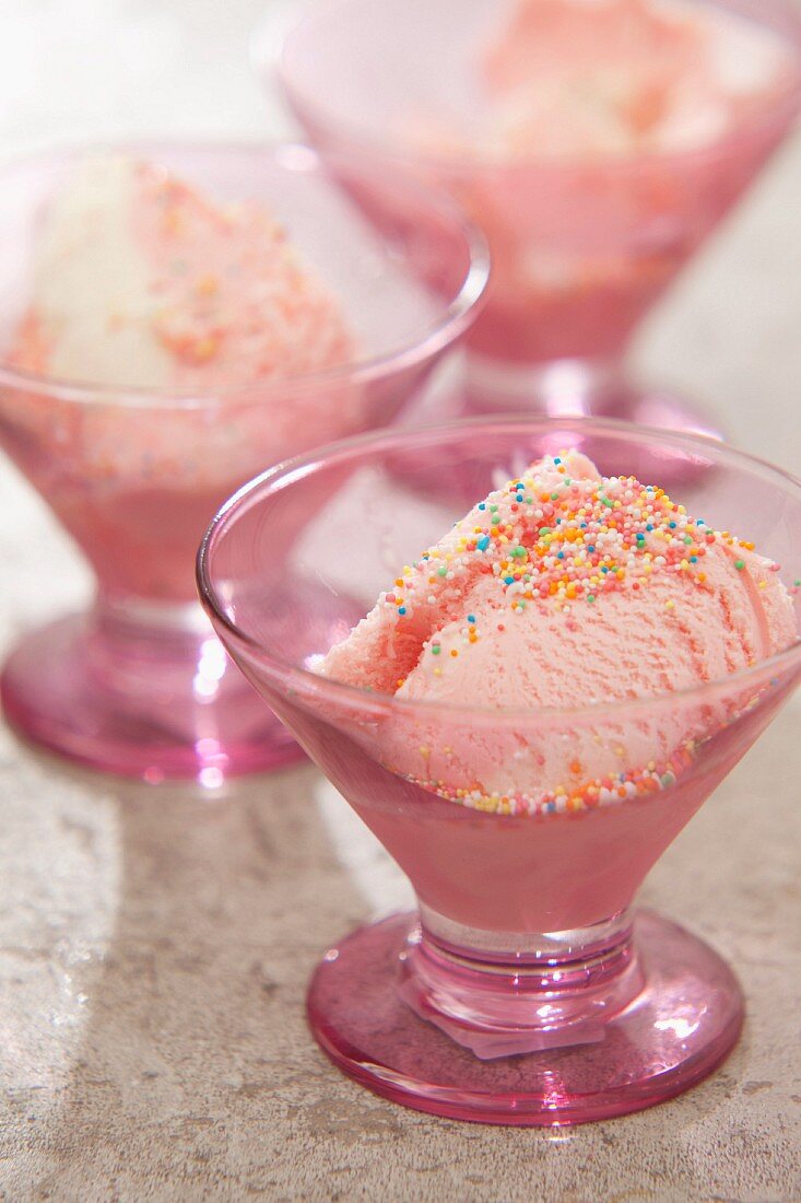 Rosa Dessertglas mit Eis und Zuckerstreuseln