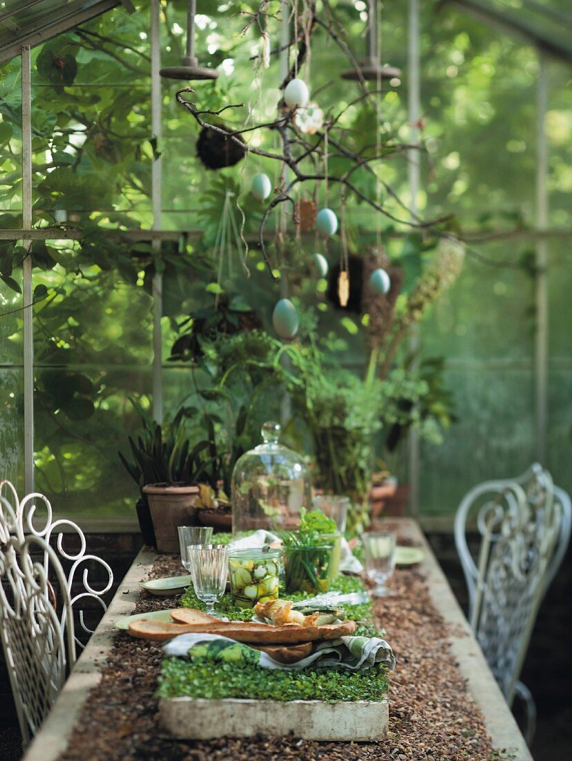 Gedeckter Tisch in Gartenlaube