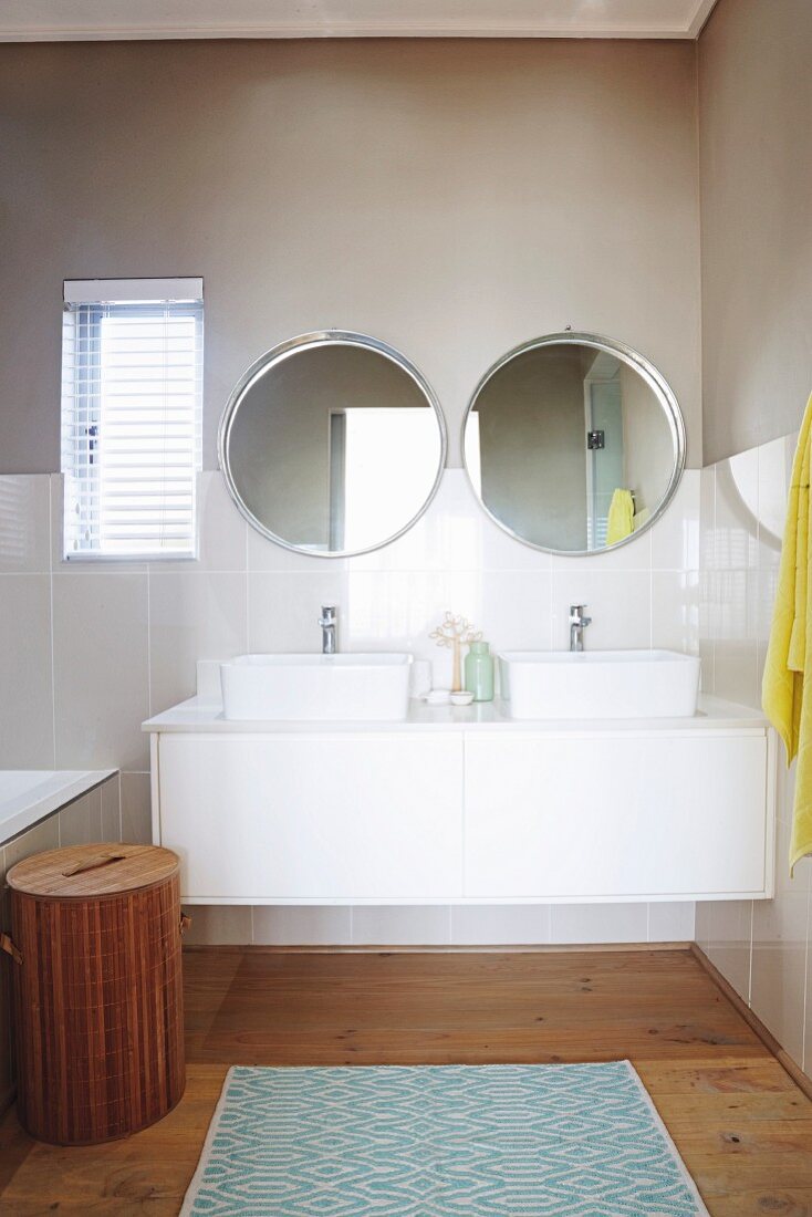 Double washstand with twin sinks and mirrors