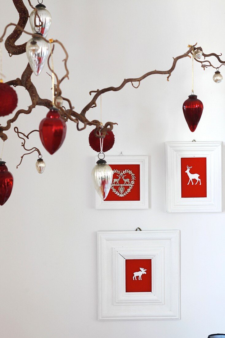 Hand-crafted picture frames with festive motifs in felt
