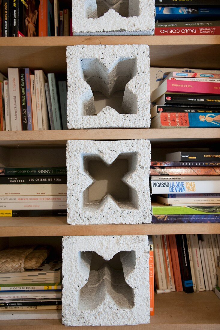 Selbstgemachtes Bücherregal aus Leichtbausteinen und Brettern