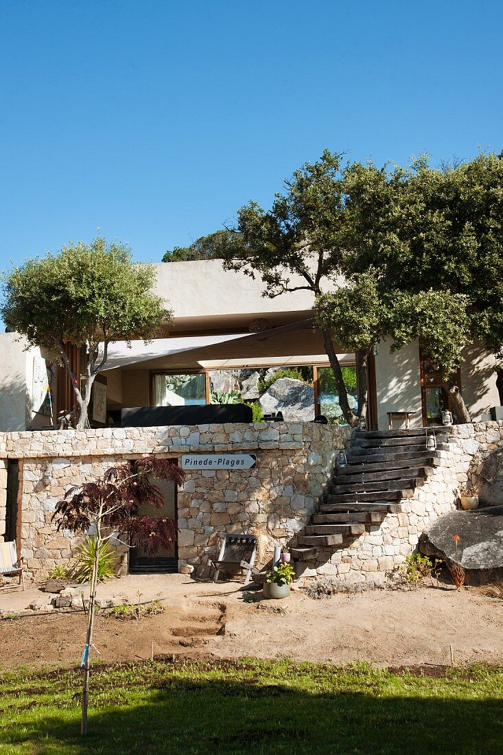 Gemauerter Treppenaufgang zu einem mediterranen Steinhaus