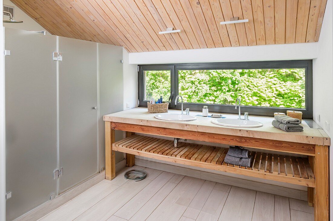 Waschtischzeile mit zwei Becken auf Holzuntergestell in modernem Bad