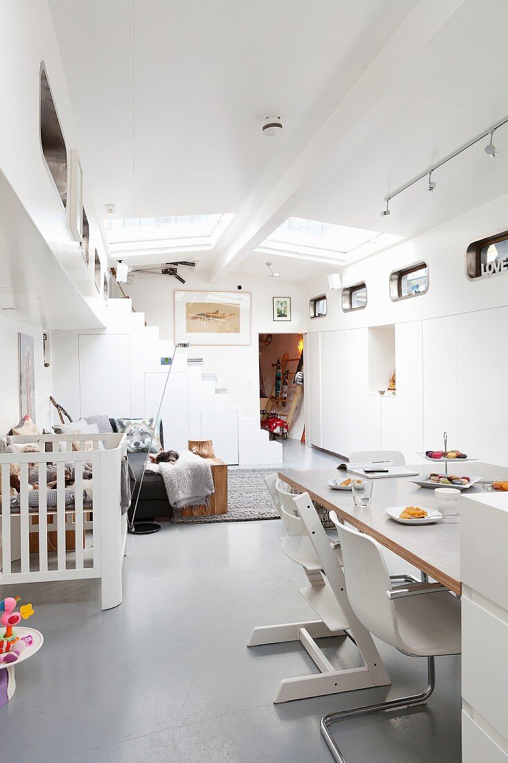 Essplatz mit Freischwinger und Tripp Trapp Kinderstuhl in offenem Wohnraum eines Hausbootes