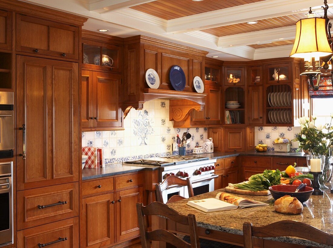 Wohnküche mit Holzfronten und Hängeschränken in gemütlichem Landhausambiente
