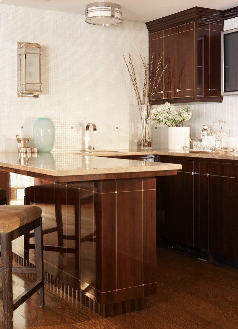 Glänzende braune Landhausküche mit Theke in elegantem Ambiente