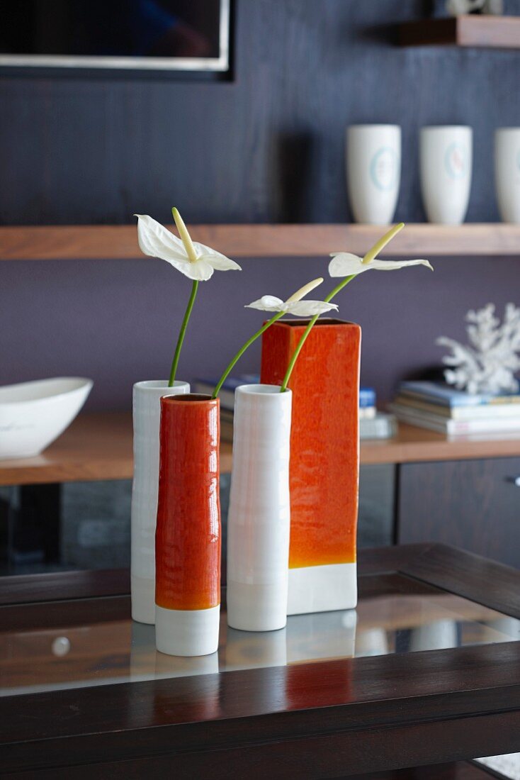 Retro Vasen in Weiß und Orangefarben mit Anthurie
