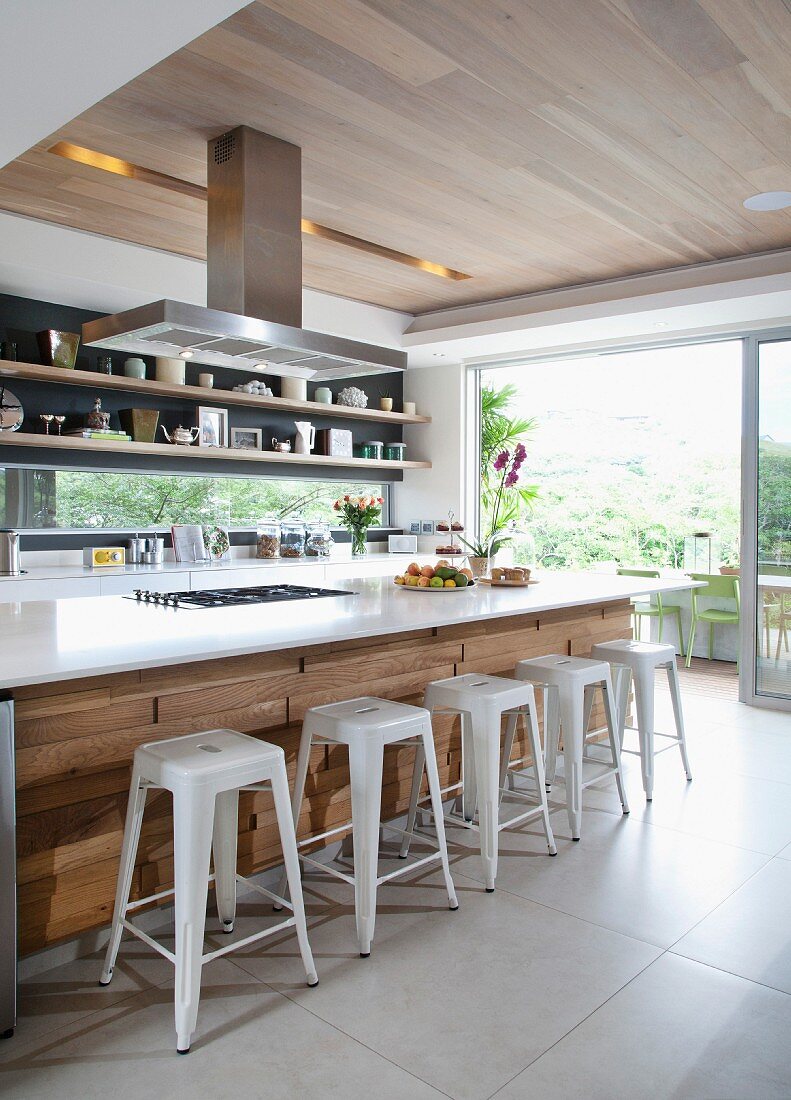 Grosse Kücheninsel mit Quarz-Arbeitsfläche und Eichenholz-Verkleidung in Designerküche