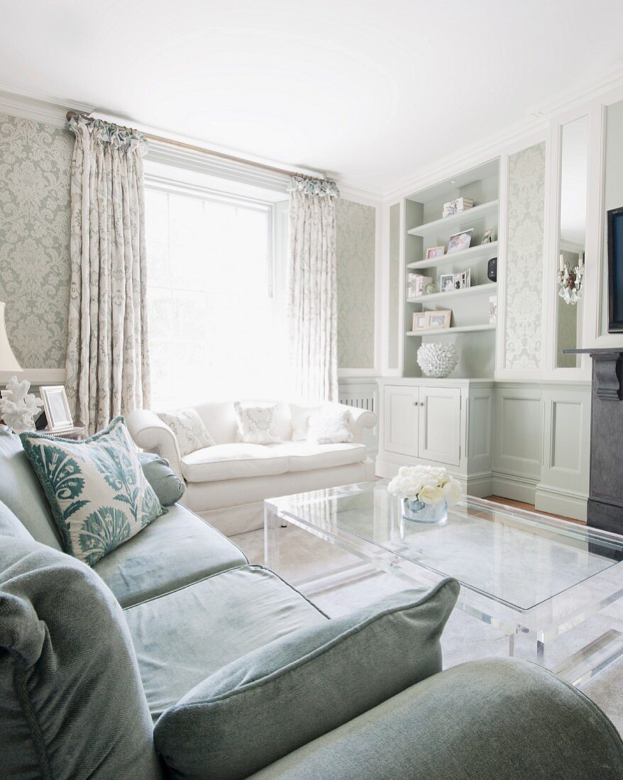 Glamouröses Wohnzimmer mit hellen klassischen Möbeln