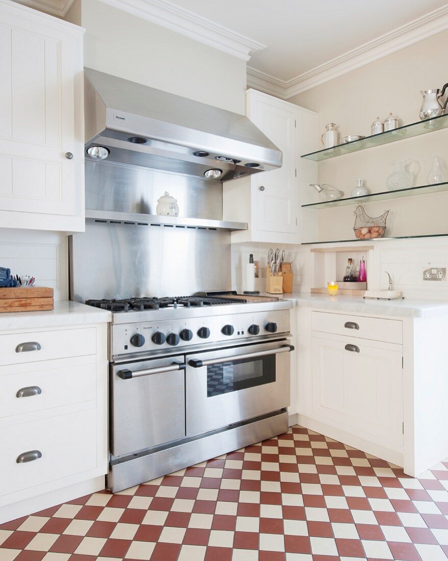 Geräumige Küche mit Profi-Herd und rot-weißem Schachbrettboden