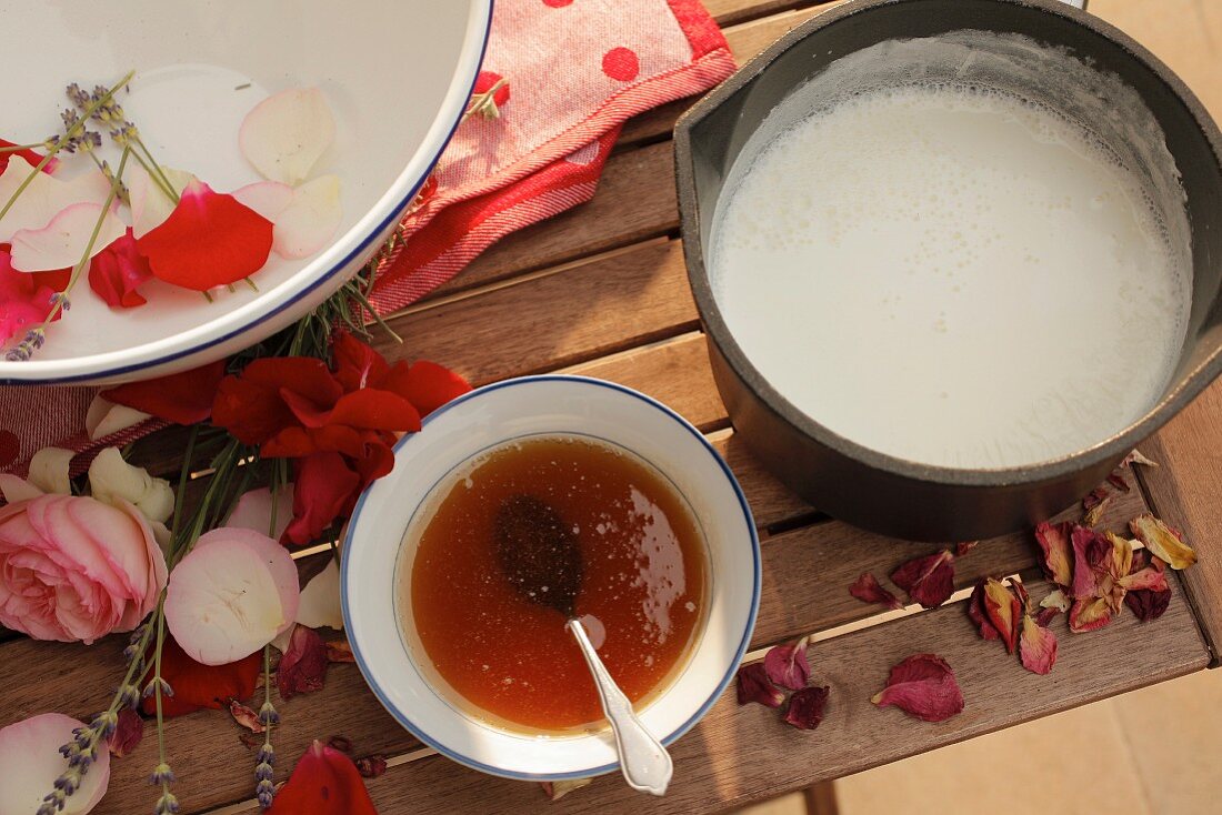 Zutaten für ein Milchbad: Milch, Honig und Rosenblütenblätter