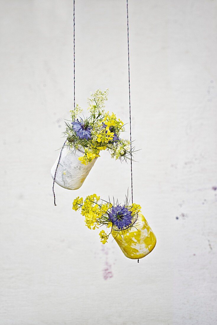 Marmeladengläser beklebt mit Seidenpapier als hängende Blumenvasen