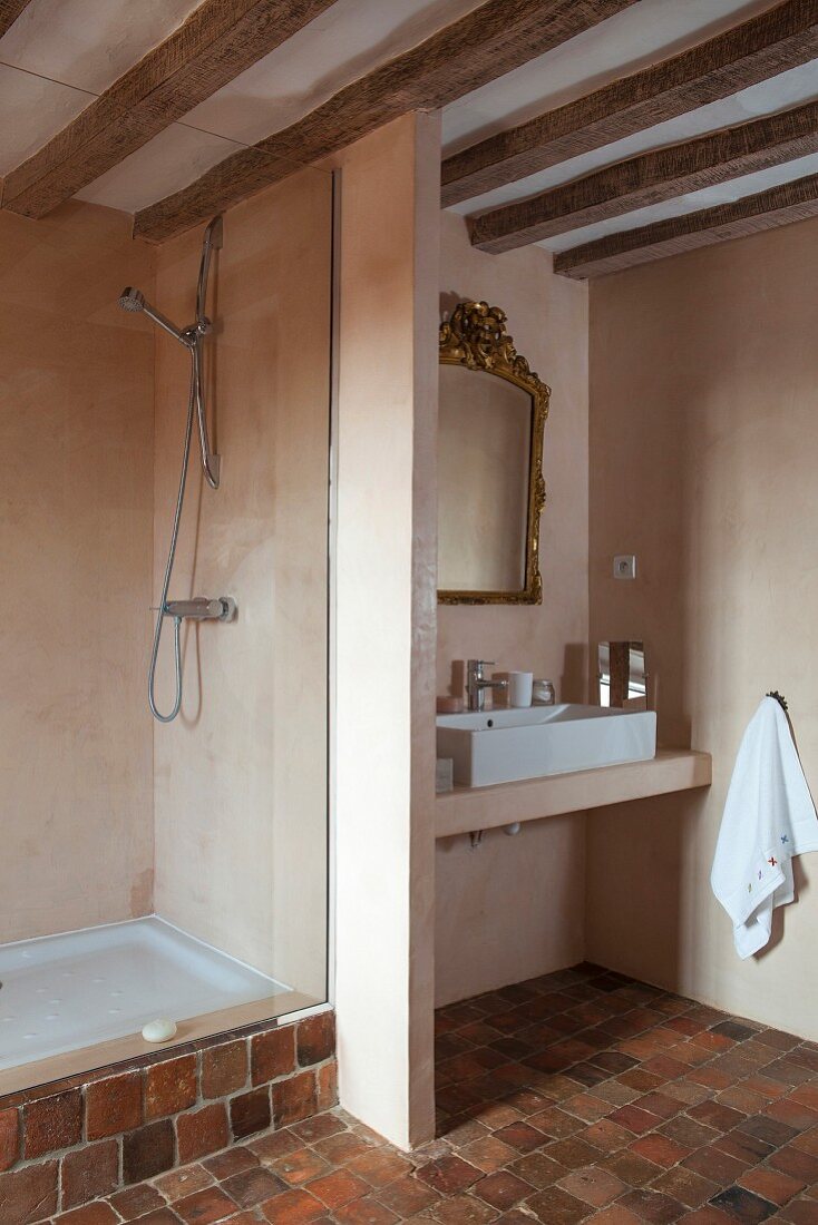 Ländlich rustikales Bad, Holzbalkendecke, Steinfliesenboden sowie abgetrennter Wasch- und Duschbereich