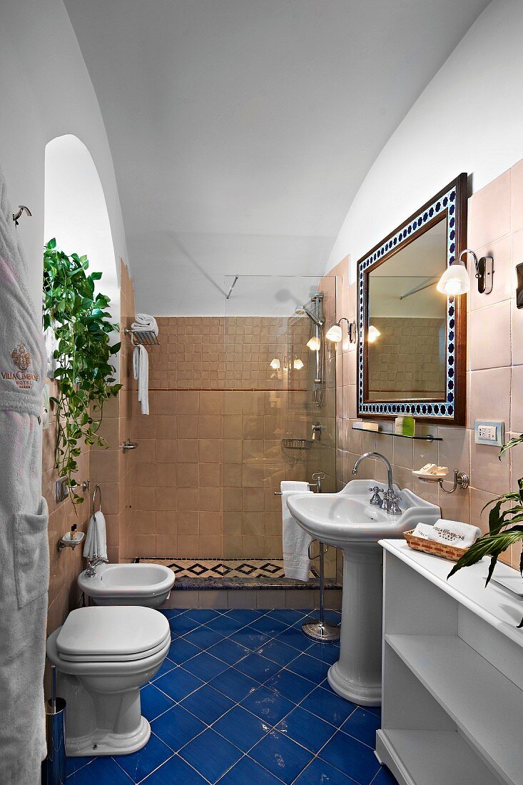 Traditionelles Badezimmer mit blauem Fliesenboden und Duschbereich mit Glas Trennwand (Villa Cimbrone Hotel)