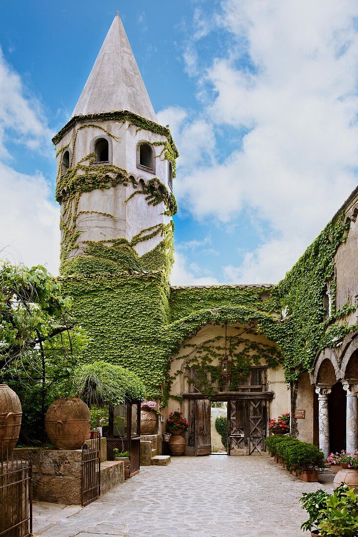 Innenhof der italienischen Villa Cimbrone mit romanischem Turm, Kletterpflanzen auf Fassade