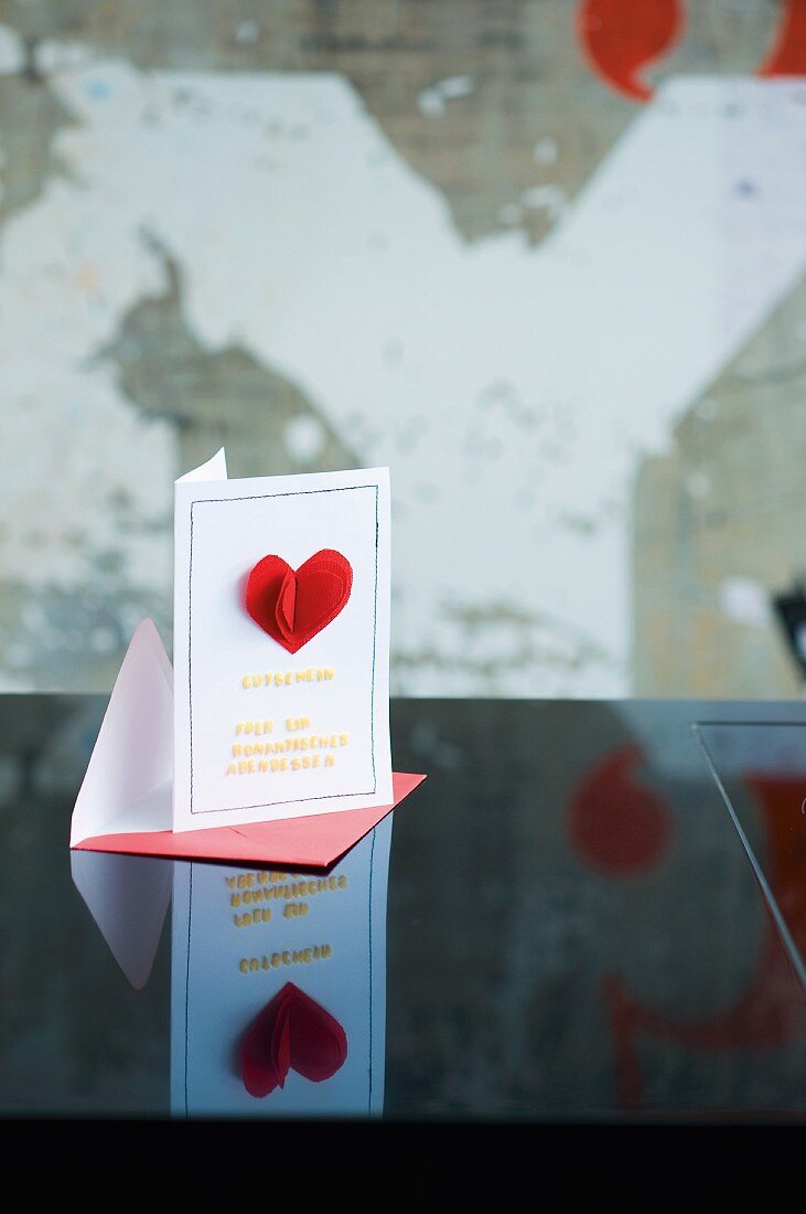 Gutscheinkarte für ein romantisches Abendessen zum Valentinstag, mit aufgenähter Herzmotiv und Suppennudel-Buchstaben
