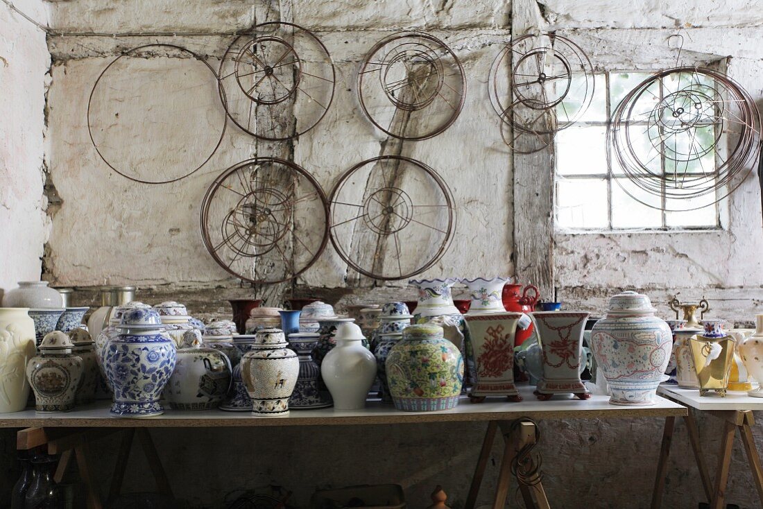 Sammlung chinesischer Vasen und Lampenschirmgestelle in einer alten Werkstatt