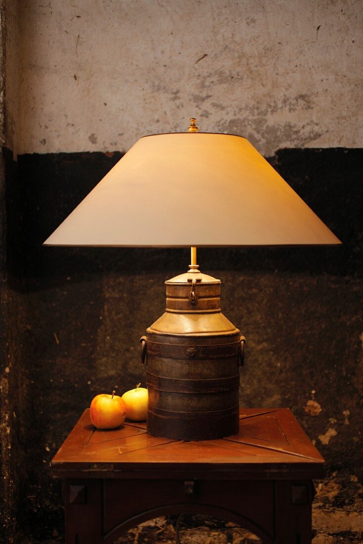 Handgefertigte Tischlampe mit einer alten Milchkanne als Lampenfuß