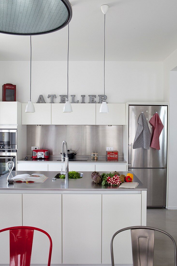 White, modern kitchen with stainless steel elements