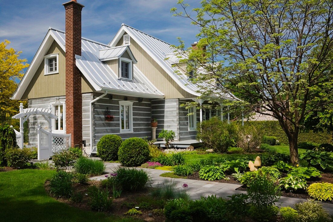 Kanadisches Blockhaus mit gepflegtem Vorgarten