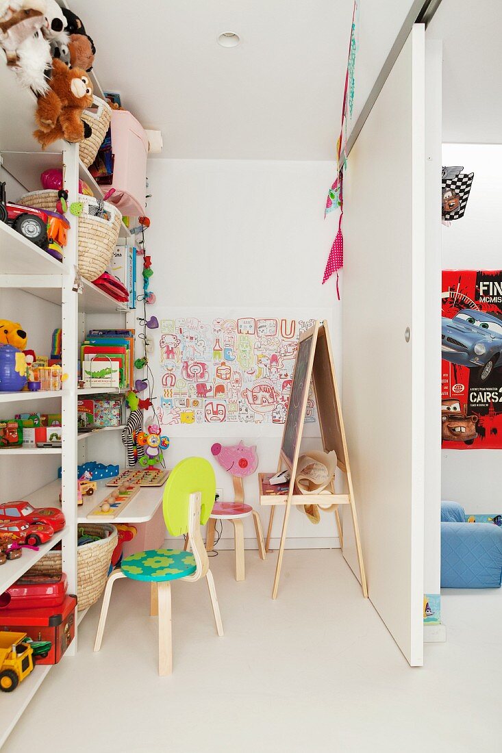 Kinderzimmer mit zwei Bereichen durch Schiebewand geteilt